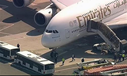 UZBUNA U NJUJORKU:  Avion iz Dubaija prinudno sleteo sa više od 100 BOLESNIH PUTNIKA